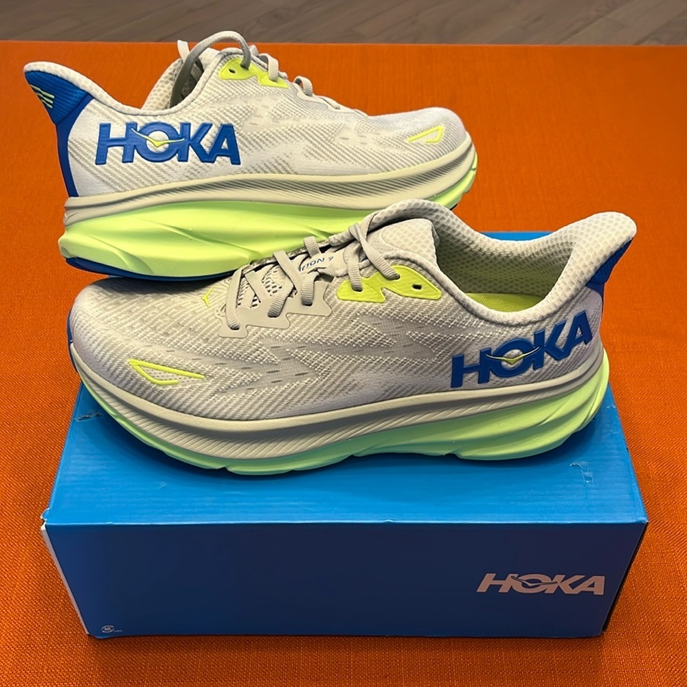 HOKA Clifton 9 - Size 10.5D - cream/blue/green brand New